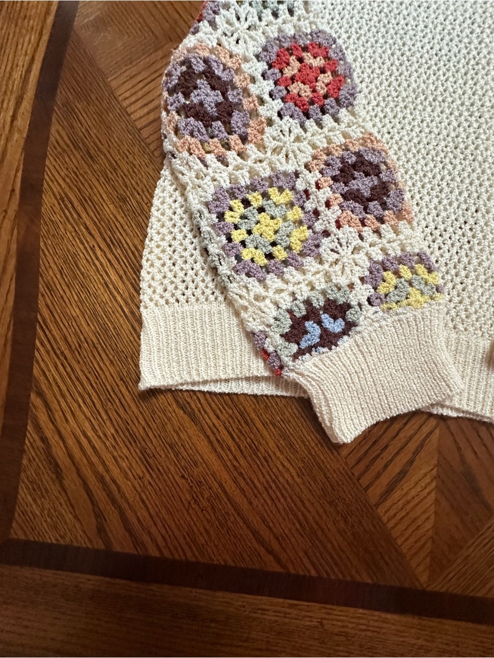 POL Cream Crochet-Sleeve Sweater with Multicolor Granny Squares - Picture 4 of 10